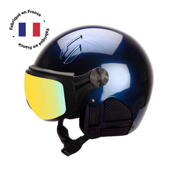 Le casque de ski Major Infinit de Diezz Sport présente un design élégant et moderne, disponible en bleu profond. Ce casque de fabrication française offre une protection optimale pour les skieurs, avec une coque extérieure robuste et un rembourrage intérieur confortable. Sa forme aérodynamique est conçue pour réduire la résistance à l'air tout en assurant une excellente couverture de la tête. Le casque est équipé d'un système de ventilation ajustable pour réguler la température et l'humidité. Il dispose probablement d'un système de fixation sécurisé avec une mentonnière rembourrée pour un ajustement parfait. Le Major Infinit intègre vraisemblablement des caractéristiques de sécurité avancées, telles qu'un système d'absorption des chocs et une compatibilité avec les masques de ski. Son design épuré et sa couleur bleu profond lui confèrent un aspect à la fois sportif et élégant, adapté aux pistes de ski comme aux moments de détente en station.