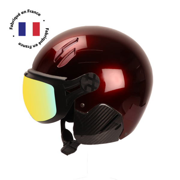 Le casque de ski Major Infinit de Diezz Sport présente un design élégant et moderne, disponible en bleu profond. Ce casque de fabrication française offre une protection optimale pour les skieurs, avec une coque extérieure robuste et un rembourrage intérieur confortable. Sa forme aérodynamique est conçue pour réduire la résistance à l'air tout en assurant une excellente couverture de la tête. Le casque est équipé d'un système de ventilation ajustable pour réguler la température et l'humidité. Il dispose probablement d'un système de fixation sécurisé avec une mentonnière rembourrée pour un ajustement parfait. Le Major Infinit intègre vraisemblablement des caractéristiques de sécurité avancées, telles qu'un système d'absorption des chocs et une compatibilité avec les masques de ski. Son design épuré et sa couleur bleu profond lui confèrent un aspect à la fois sportif et élégant, adapté aux pistes de ski comme aux moments de détente en station.