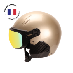 Le casque de ski Major Infinit de Diezz Sport présente un design élégant et moderne, disponible en bleu profond. Ce casque de fabrication française offre une protection optimale pour les skieurs, avec une coque extérieure robuste et un rembourrage intérieur confortable. Sa forme aérodynamique est conçue pour réduire la résistance à l'air tout en assurant une excellente couverture de la tête. Le casque est équipé d'un système de ventilation ajustable pour réguler la température et l'humidité. Il dispose probablement d'un système de fixation sécurisé avec une mentonnière rembourrée pour un ajustement parfait. Le Major Infinit intègre vraisemblablement des caractéristiques de sécurité avancées, telles qu'un système d'absorption des chocs et une compatibilité avec les masques de ski. Son design épuré et sa couleur bleu profond lui confèrent un aspect à la fois sportif et élégant, adapté aux pistes de ski comme aux moments de détente en station.