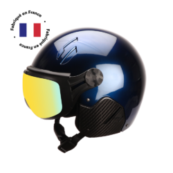 Le casque de ski Major Infinit de Diezz Sport présente un design élégant et moderne, disponible en bleu profond. Ce casque de fabrication française offre une protection optimale pour les skieurs, avec une coque extérieure robuste et un rembourrage intérieur confortable. Sa forme aérodynamique est conçue pour réduire la résistance à l'air tout en assurant une excellente couverture de la tête. Le casque est équipé d'un système de ventilation ajustable pour réguler la température et l'humidité. Il dispose probablement d'un système de fixation sécurisé avec une mentonnière rembourrée pour un ajustement parfait. Le Major Infinit intègre vraisemblablement des caractéristiques de sécurité avancées, telles qu'un système d'absorption des chocs et une compatibilité avec les masques de ski. Son design épuré et sa couleur bleu profond lui confèrent un aspect à la fois sportif et élégant, adapté aux pistes de ski comme aux moments de détente en station.