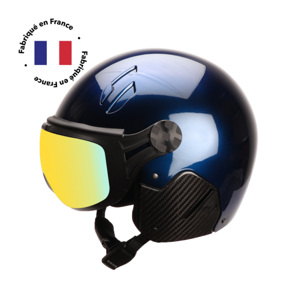 Le casque de ski Major Infinit de Diezz Sport présente un design élégant et moderne, disponible en bleu profond. Ce casque de fabrication française offre une protection optimale pour les skieurs, avec une coque extérieure robuste et un rembourrage intérieur confortable. Sa forme aérodynamique est conçue pour réduire la résistance à l'air tout en assurant une excellente couverture de la tête. Le casque est équipé d'un système de ventilation ajustable pour réguler la température et l'humidité. Il dispose probablement d'un système de fixation sécurisé avec une mentonnière rembourrée pour un ajustement parfait. Le Major Infinit intègre vraisemblablement des caractéristiques de sécurité avancées, telles qu'un système d'absorption des chocs et une compatibilité avec les masques de ski. Son design épuré et sa couleur bleu profond lui confèrent un aspect à la fois sportif et élégant, adapté aux pistes de ski comme aux moments de détente en station.